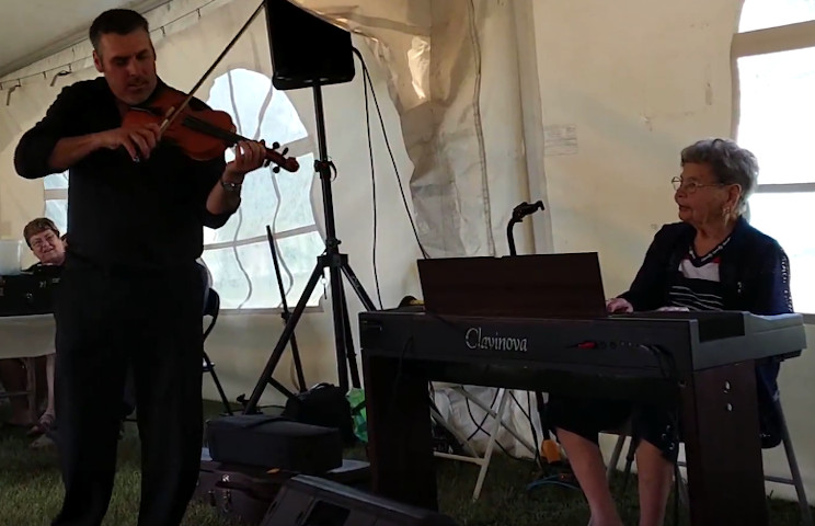 Orvina Black plays electric piano to accompany Erin Brown on fiddle.